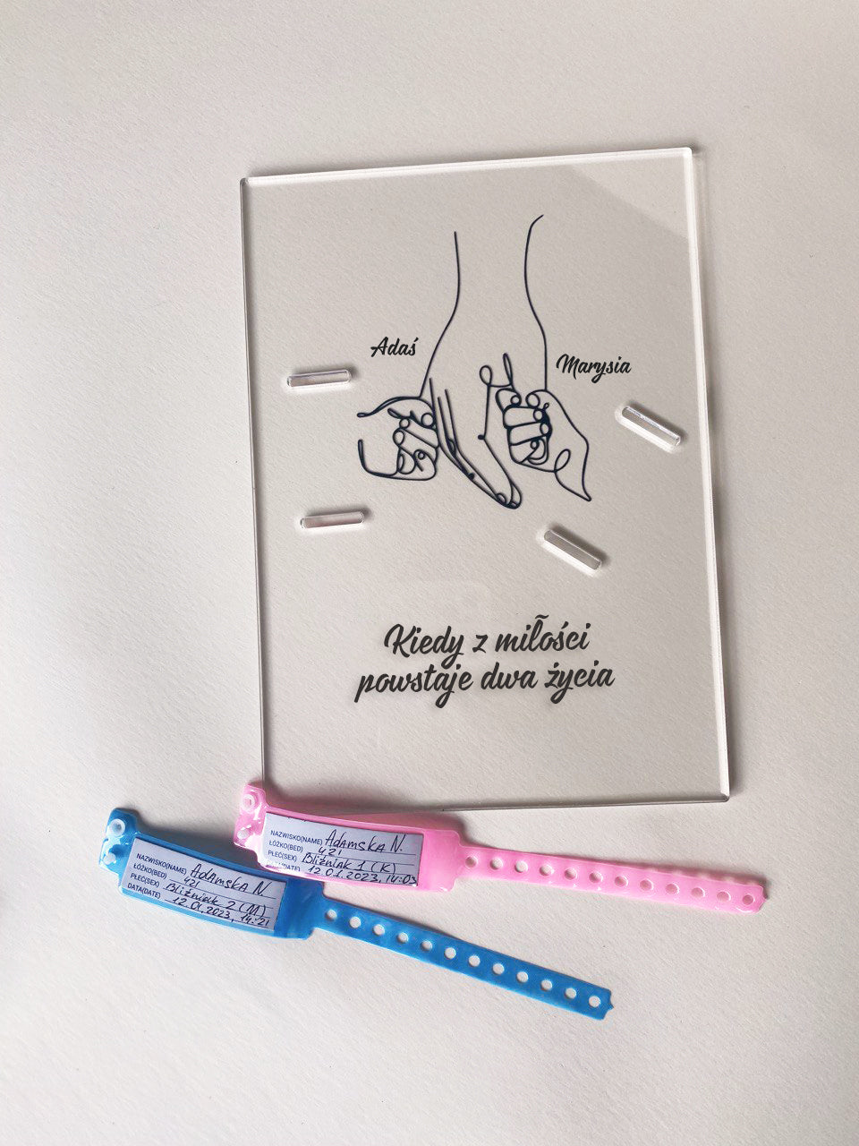 Personalizowana tabliczka z opaską ze szpitala i metryczkami "Ale Radość"